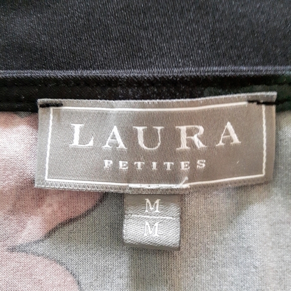 2/$35 SALE LAURA Petite Black Floral Top with Side Pleating. Size M EUC. - Picture 9 of 9